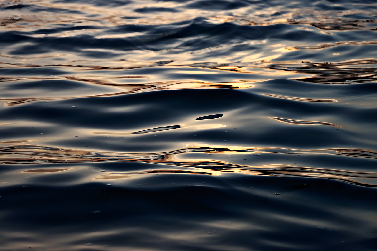 Mastering the Art of Ocean Waves: A Painting Tutorial